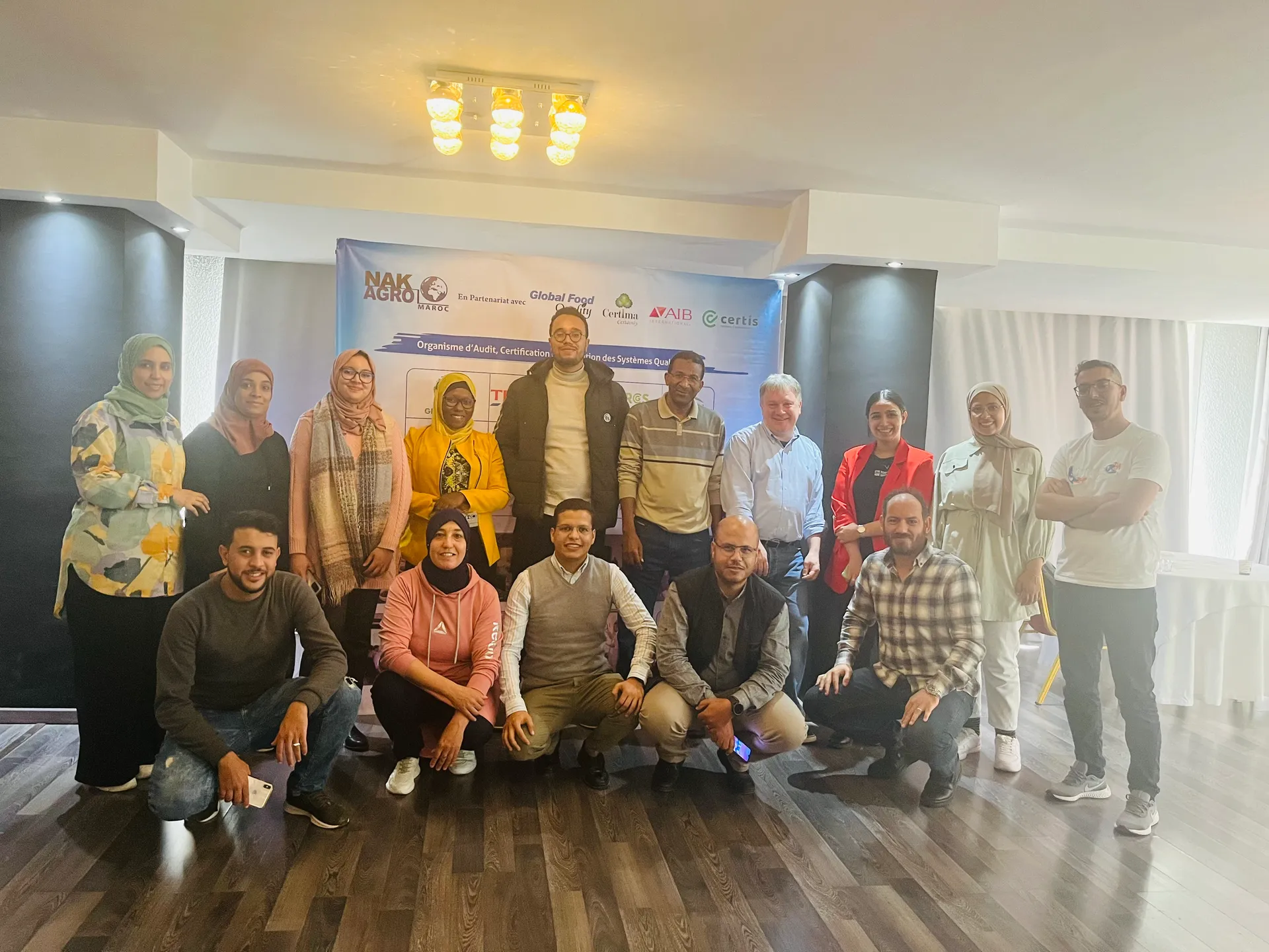 Photo de groupe devant une bannière NAK AGRO MAROC